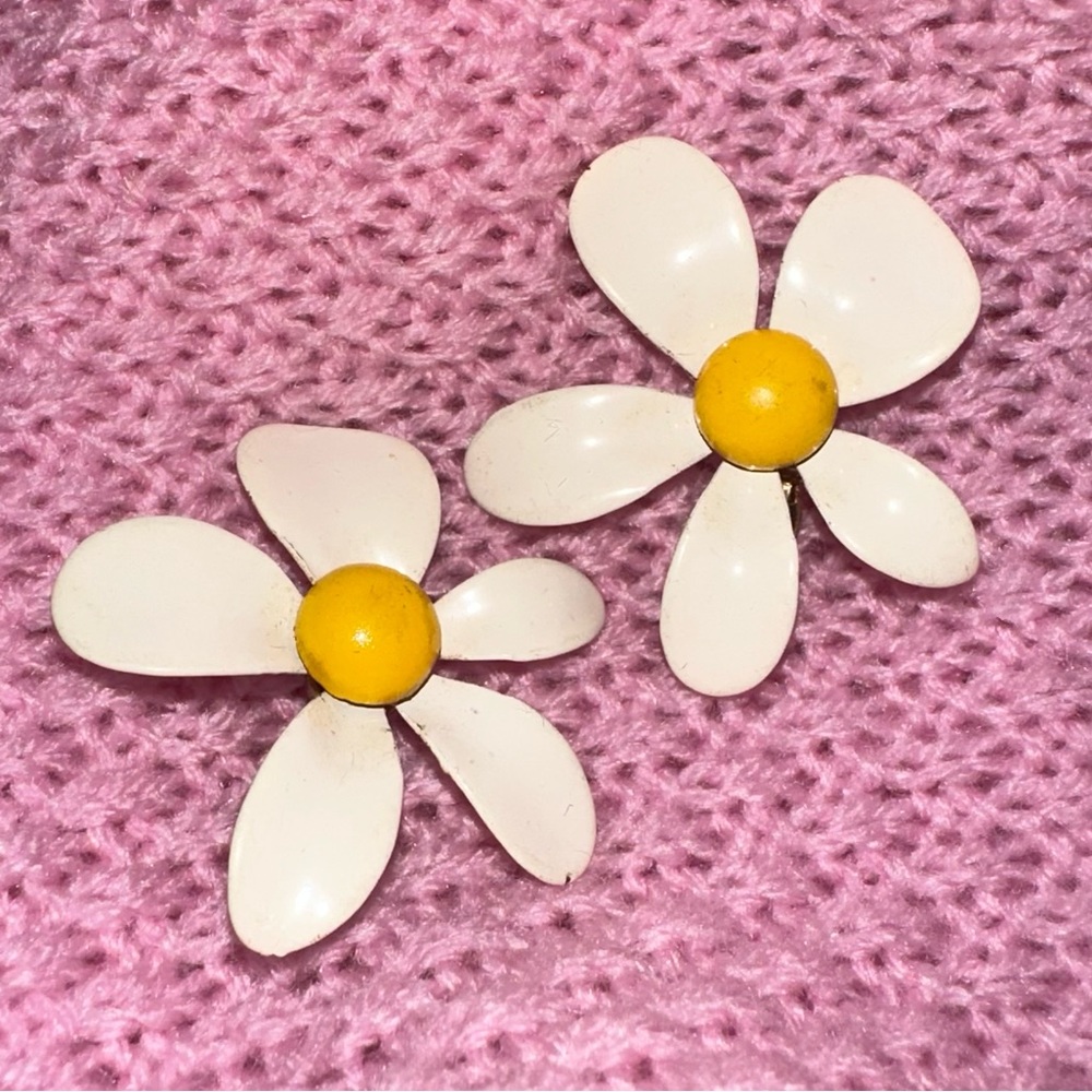 Vtg Groovy Daisy Clip On Earrings
